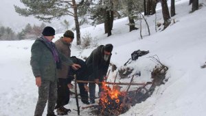 Doğa severlerin kar yağışında yürüyüş keyfi