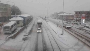 Doğuda kar yolları kapadı