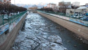 Dondurucu soğuk sonrası nehirler buz tuttu