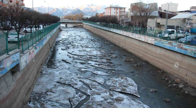 Dondurucu soğuk sonrası nehirler buz tuttu