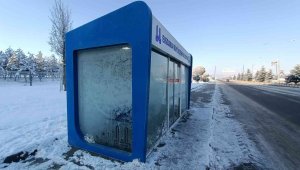 Eksi 17'de şadırvanlar, ağaçlar ve duraklar buz tuttu