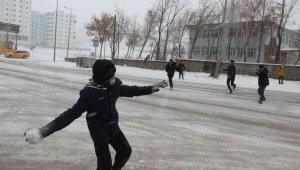 Erzurum'da lapa lapa yağan kar, kimine işkence kimine eğlence oldu