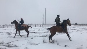 Kars'ta kar üstünde cirit gösterisi