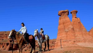 'Kırmızı Periler Diyarı'nda atlı safari ve bisiklet turu