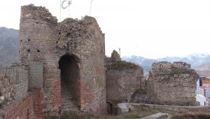 Oltu kalesi gövdesinde yarıklar oluştu