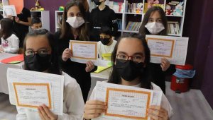 21 ikiz öğrencinin karne heyecanı