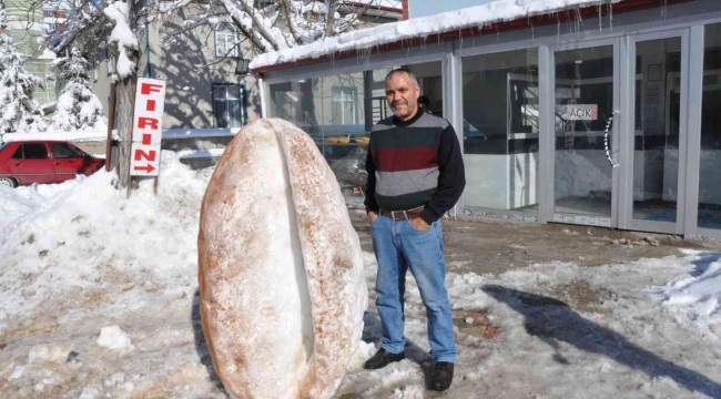 30 yıllık fırıncı kardan taş fırın ekmeği yaptı