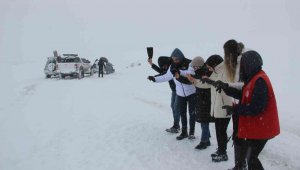 Araçlar kara saplandı, onlar halay çekti