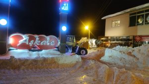 Aşkale Belediye ekiplerinin gece kar mesaisi