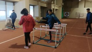 Atletler, şampiyonalar için kapalı salonda çalışıyor