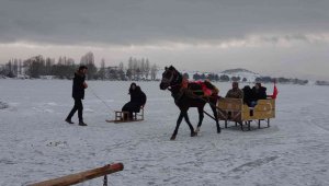 Çıldır Gölü'nde atlı kızak keyfi