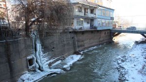 Dondurucu soğuklar Oltu'da etkili oluyor