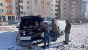 Erzurum'da donan araçlar çalıştırılamadı
