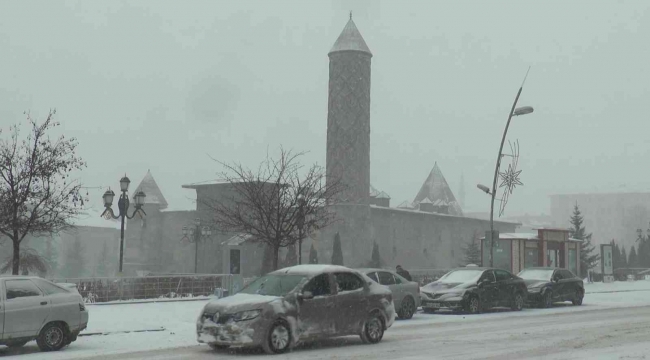 Erzurum'da kar ve tipi etkili oluyor