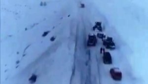 Erzurum'da kar yağışı sonrası düşen çığ karayolunu kapattı, ekipler seferber oldu