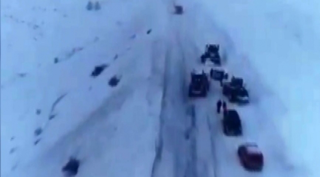 Erzurum'da kar yağışı sonrası düşen çığ karayolunu kapattı, ekipler seferber oldu