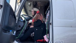 İranlı kadın tır sürücüsü, aracının motoru donunca Erzurum'da mola verdi