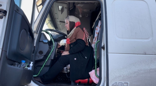 İranlı kadın tır sürücüsü, aracının motoru donunca Erzurum'da mola verdi