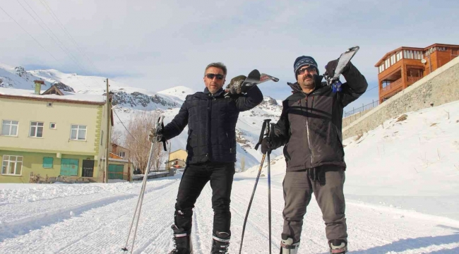 İspir Doğa Sporları Derneği üyeleri Ovit Dağı'nda kayak yaptı