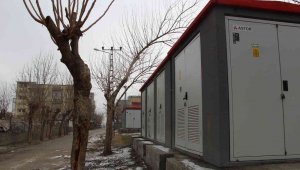 Kabloları çarpacaktı, elektrik onu çarptı