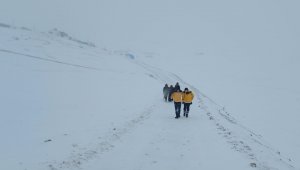 Kapalı yolu açılan köyden hastaneye yetiştirildi 