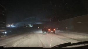 Kar bir anda bastırdı, onlarca araç yollarda mahsur kaldı