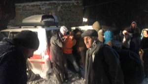 Kar nedeniyle ulaşıma kapanan mezrada hastaları karla mücadele ekipleri kurtardı