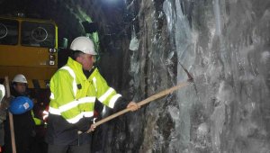 Kars'ta 2 bin 270 rakımda buz mesaisi