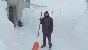 Köylerde kar kapı pencere boyu