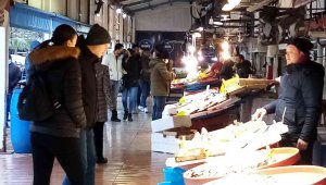 Kulağına kar suyu kaçan hamsi tezgahlarda yerini aldı