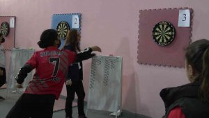 Öğrenciler hedefi vurmak için ok attı