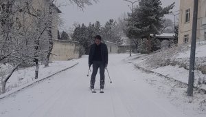 Okul yolunu kayak pistine çeviren öğretmen, kayarak okula gidiyor