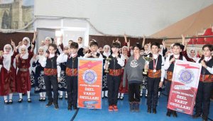 Okullar arası halk oyunları nefes kesti