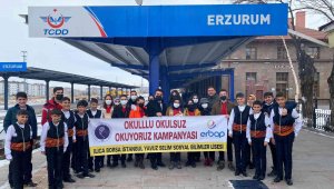 'Okullu Okulsuz Okuyoruz' projesi kapsamında tren garında kitap dağıttılar