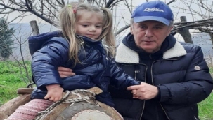 Torununu ince ince gezdirdi