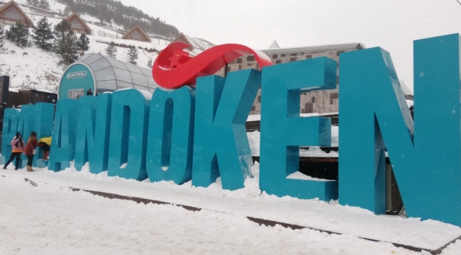 Yılın ilk gününde Palandöken'de kayakçılar yoğunluk oluşturdu