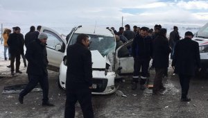 Yolcu otobüsü kamyonete çarptı: 3 yaralı