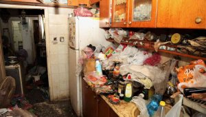 Akdeniz'de bir evden 2 kamyon çöp çıkarıldı