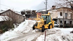 Antalya'da 30 santimetre dolu yağdı, temizlik için iş makineleri seferber oldu