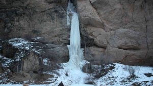 Buzdan şelale büyülüyor