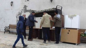 Cami avlusuna bu kez ev eşyası bıraktılar