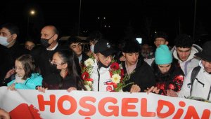 Olimpiyatlarda tarih yazan Furkan Akar yurda döndü