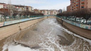 Oltu Çayı yine köpürdü