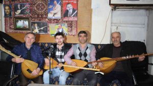 Oltulu Ozanlar onur anıtına saldırıya sazlarıyla tepki gösterdi