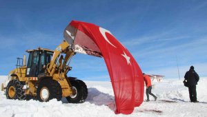 Şehitleri anmak için araç boyu karda şehitliğe gittiler