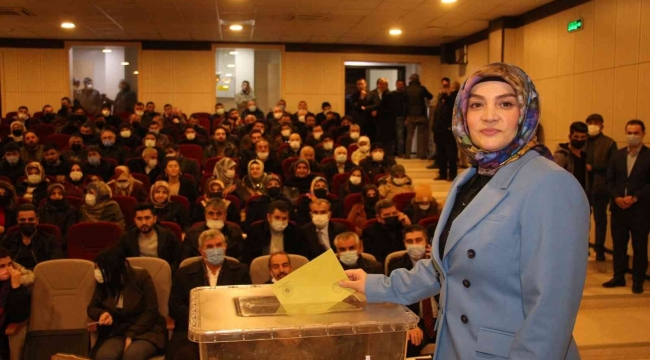 Türkiye'nin ikinci kadın başkanı güven tazeledi