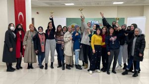 Üniversiteli gençlerin masa tenisi keyfi