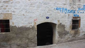 Valinin komşu evin demir kapıları çalındı