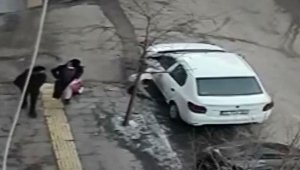 Yere düşen çantayı çaldılar, o anlar güvenlik kamerasına yansıdı