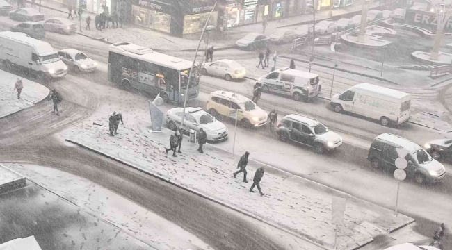 Erzurum'da şiddetli kar fırtınası hayatı olumsuz etkiliyor
